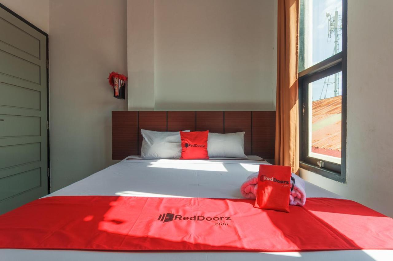 Hotel Reddoorz Near Jalan Sudirman Padang Extérieur photo