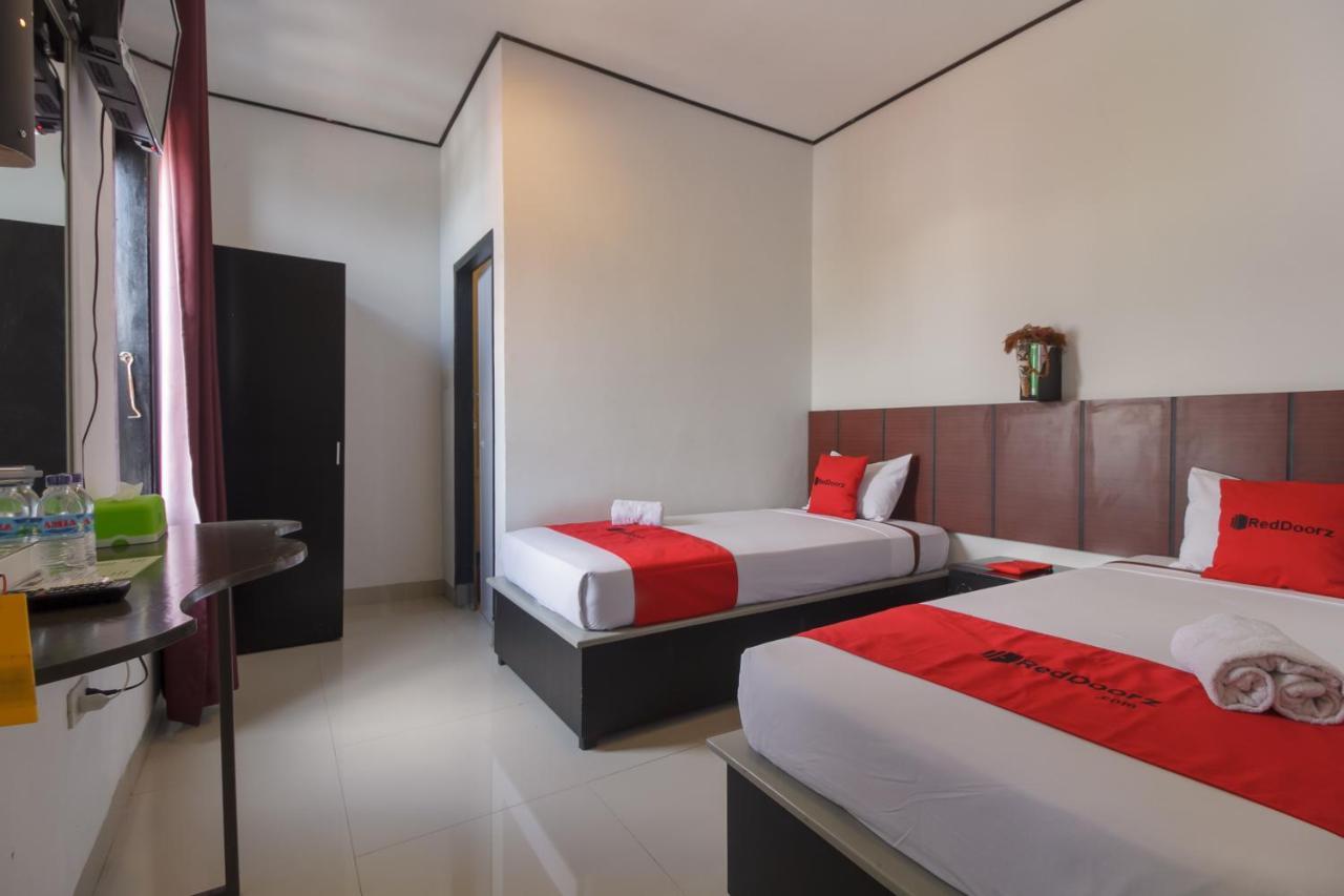 Hotel Reddoorz Near Jalan Sudirman Padang Extérieur photo